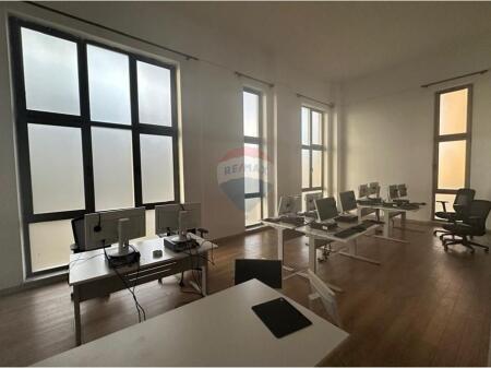 Zyrë - Për Qira - Rruga 5 Maji