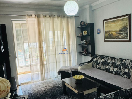 JEPET APARTAMENT ME QERA 2+1+BALLKON "UNAZA E RE,PRANE BAR ARTISTIT" 550.000 LEKE