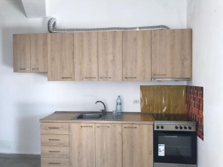 Jepet me Qera Apartament Bosh 1+1 tek Fundi i 5 Majit