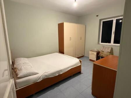 Jepet me qera Apartamenti 1+1, Rruga e Elbasanit , prane pasticeri Lej Laj , 350 euro