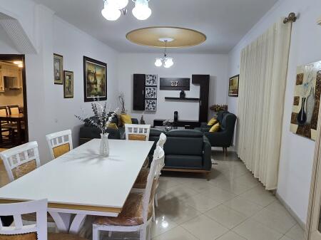 Jepet me qira apartament (2+1), pjese  e nje kati vile.