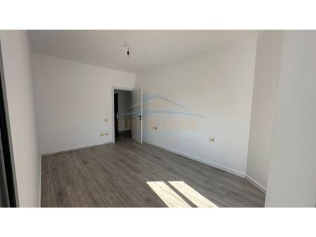 Shitet, apartament 1+1 Unaza e Re ,Tirane.