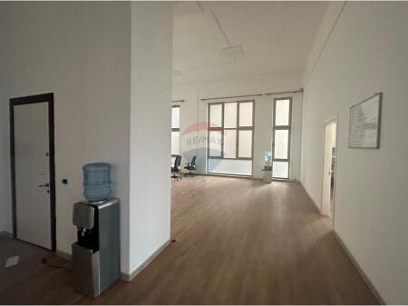 Zyrë - Për Qira - Rruga 5 Maji, Tiranë