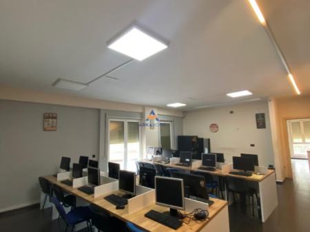 JEPET ZYRE ME QERA 527M2 "PRANE HILTONIT,AFER ME KOMPLEKSIN DELIJORGJI" 5000 EURO