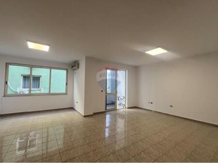 AMBIENTE COMMERCIALE IN AFFITTO A BLLOK  !