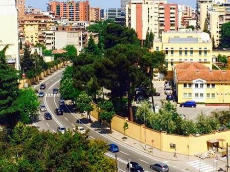 AMBIENT KOMERCIAL ME QIRA PRANE LICEUT ARTISTIK, TIRANE!