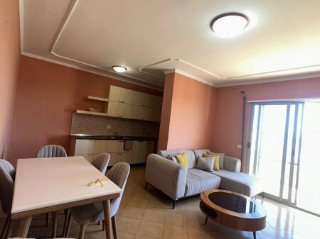 1+1 + BALLKON PRANË QENDRËS 300EURO