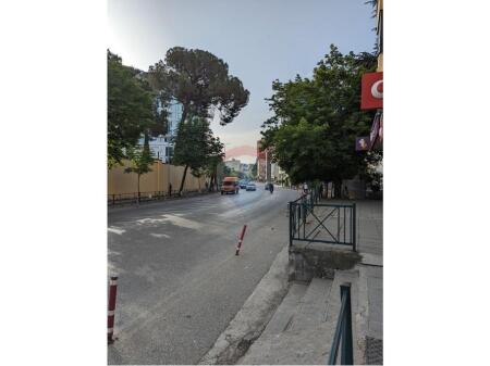 Jepet me qira apartament 2+1, Rruga e Elbasanit – pranë Shkollës së Gjuhëve të Huaja!