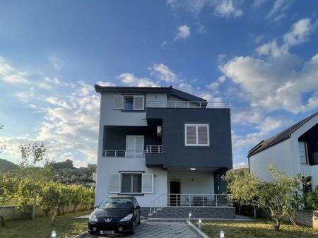 VILLA SU TRE PIANI IN AFFITTO A MULLET