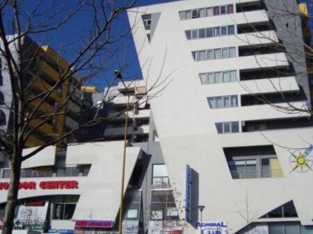 Jepet ambient me qera per zyra ose dyqane  tek rruga Kavajes