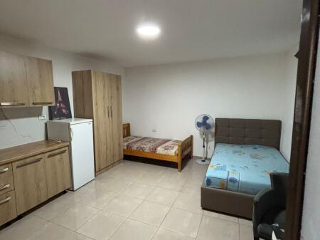 Gazonier ne Astir me Qera