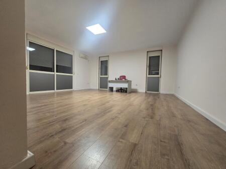 Zyre me qira , rruga e Kavajes /Qender