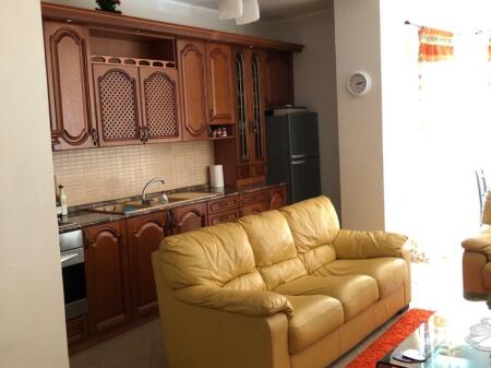 Shitet apartament 2+1 spacioz , buze rruges Frang Bardhi