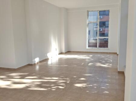 AMBIENT BIZNESI ME QIRA – Stacioni i Trenit, Rrugë Kryesore