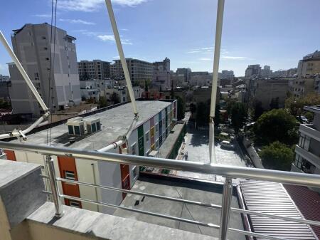 OCCASIONE 🔥 🏡 VENDESI 2+1+ balcone 📍SCUOLA KUSHTRIMI LIRIS QUARTIERE 6 Ex Distretto 💰 Prezzo: 90.000€ • 105 Metri Totali 95 Metri Netti 🏢 Piano: 6 residenziale 🏢 Palazzo: PALAZZO NUOVO CON ASCENSORE 💳 Finanziamento con credito: ❌ NO 📝 Descrizione della Proprietà: Appartamento 2+1 + balcone in vendita con orientamento perfetto a sud, situato al 6° piano di un palazzo nuovo con ascensore. L'appartamento offre illuminazione naturale per tutto il giorno grazie alla posizione favorevole e ha una disposizione funzionale interna che comprende due camere da letto, un ampio soggiorno, cucina, bagno e balcone. Il prezzo è un affare — solo 90.000€, con documentazione completamente regolare pronta per la vendita. Un'ottima opportunità di investimento o abitazione in una zona richiesta 