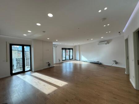 Ambient zyre per qira tek Bulevardi Zogu i Pare.