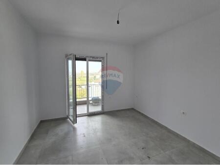 Apartment for sale 2+1+2 in Kamez