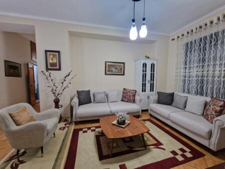 Jepet me qira apartament 2+1+2 te Shallvaret, buze rrugës kryesore!