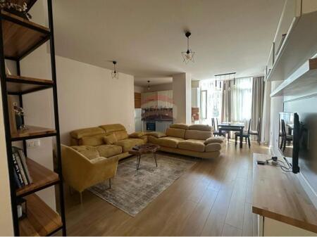 Shitet apartament 2+1 te Bulevardi Zogu i Pare
