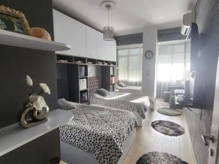 Jepet me qera Apartamenti 2+1+2 , Fresk prane restorant qesarake , 450 mije leke