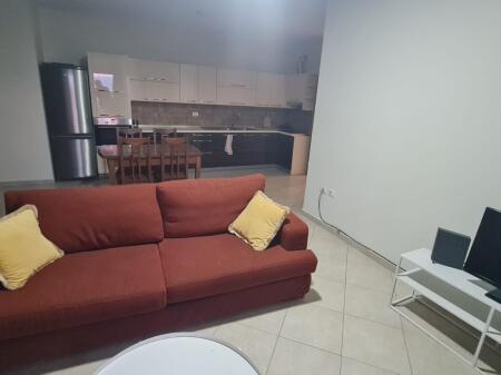 Jepet me qira 2+1 pranë Ring Center, mbi Uba Bank