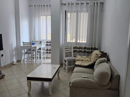 Shitet apartament 1+1 , Rruga e Kavajes prane pasticeri Nela ,Rruga Vace Zela  prane Globe ,105.000euro