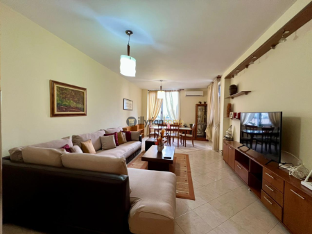 Jepet me Qira Apartament 2+1+2 Tualete, përballë “Toptani Center”, Tiranë