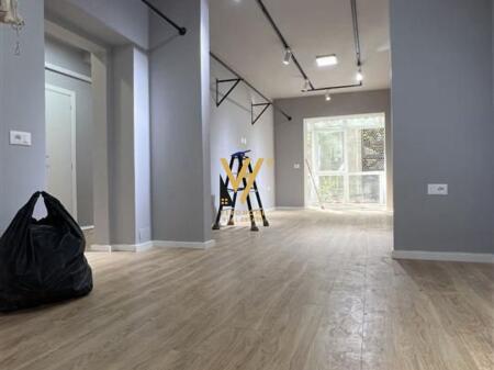 LOCALE COMMERCIALE DI 75 M2 IN AFFITTO A MYSLYM SHYRI 1.200 EURO