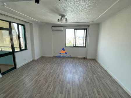 JEPET AMBIENT ZYRE ME QERA 3+1+2BALLKONE "TE ISH-EKSPOZITA" 1.500 EURO