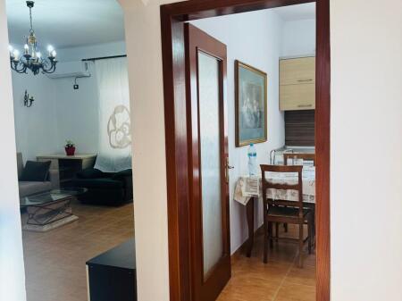 Jepet me qera Apartamenti 1+1+kuzhine , Stacioni i Trenit , prane mullirit , 550 mije leke 
