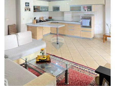 Shitet apartament 2+1 me verandë në Astir