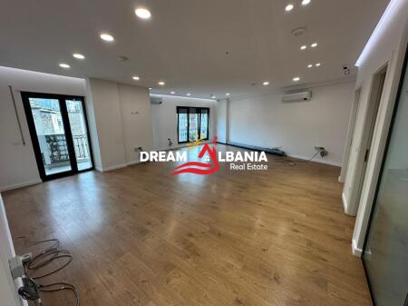 Jepet me qera ambient zyre me post parkimi ne Bulevardin Zogu i Pare prane Ministrise se Drejtesise (ID 42611379)