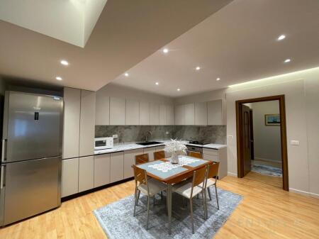 Appartamento appena arredato in affitto a Pazari Ri.