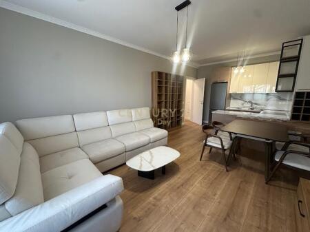 Apartament i ri 2+1+2 me qira pranë Pazarit të Ri