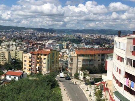 Jepet me qera apartament ne Fresk!!!