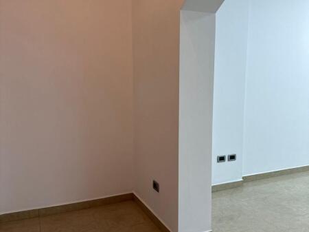 🏙️ Nel cuore di Blloku – ambiente perfetto per la tua attività!  📍 Posizione: Viale principale, con grande facciata per la pubblicità dell'attività. 💼 Tipologia: Appartamento 2+1+1, ideale per l'attività l