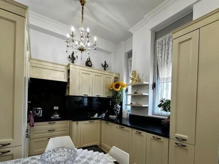 SHITET APARTAMENT 1+1 NË SHITJE – KOMPLEKSI HALILI, PËRBALLË VILËS GOLD