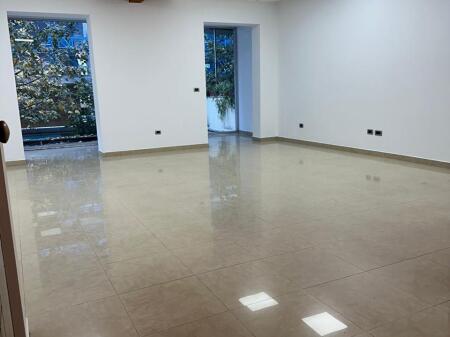 🏙️ Në zemër të Bllokut – ambient perfekt për biznesin tuaj!  📍 Vendndodhja: Bulevard kryesor, me fasadë të madhe për reklamim biznesi. 💼 Tipologjia: Apartament 2+1+1, ideal për biznesin l