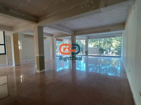 A Lapraka Vicino agli Edifici dell'Arabo, Vendesi Unità Commerciale con Pianta Regolare, Sulla Strada Principale!!