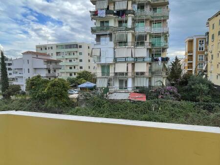 Shitet Apartament 2+1 Golem