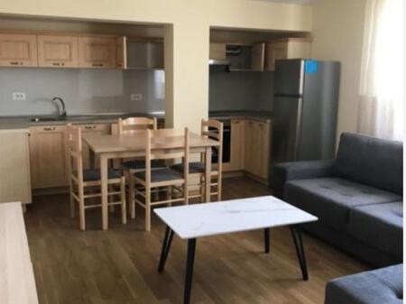 🏠Pak minuta larg Fakultetit te Inxhinierise se Ndertimit,Rruga Studenti jepet me qera kati i III-te i nje vile 2+1,i mobiluar 700Euro