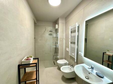 QIRA, APARTAMENT MODERN 1+1 ME POST PARKIMI‼️