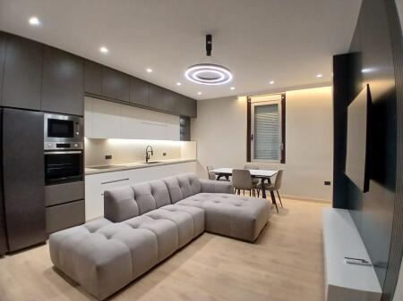 Jepet me qera  Apartment 3+1+2 tualete te Kodra e Diellit.