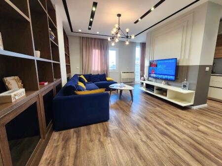 Affittasi appartamento 3+1+2 bagni, Centro (Via Bardhok Biba)
