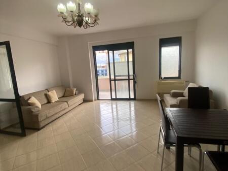 Jepet me qera 2+1 mobiluar afer bar Queen 500 eu