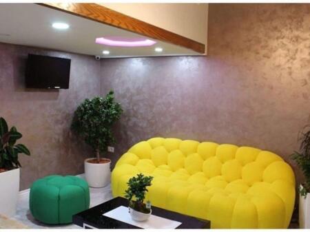 Jepet me Qira – Ambient Duplex i Mobiluar Qender Estetike, Parukeri 800 € /Muaj