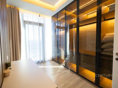 LAKE VIEW, APARTMENT FOR SALE SPREAD OVER THE ENTIRE FLOOR !