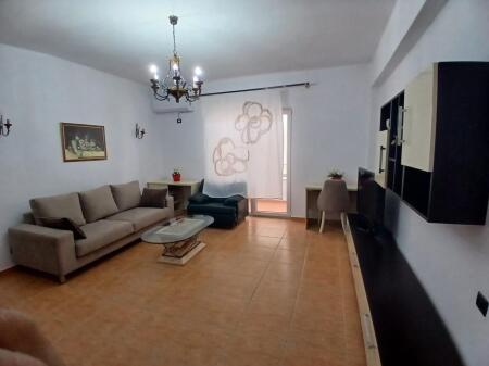 Apartament 1+1 me qira prane St te Trenit!