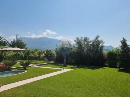 Villa di Lusso in Vendita a Farkë In Una delle Residenze Migliori della Zona