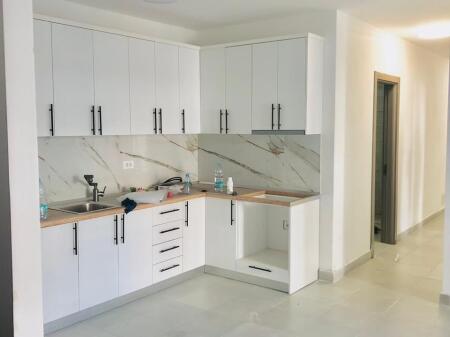 Affittasi 3+1+2 vuoto in Via 5 Maggio 50.000 lek